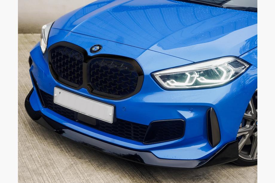 BMW 1. sērija F40 2019–2024 Nieru reste Diamond Black (1 gab.) Image
