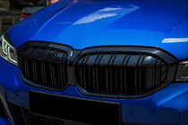 BMW 3. sērija G20/G21 2018– M-Look nieru restes (2022+, spīdīgi melnas) foto 1