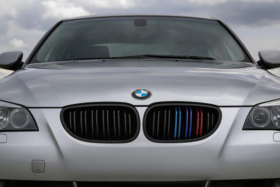 BMW 5. sērija E60/E61 2003–2010 M-Look nieru restes (M-Color) Image