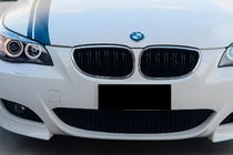 BMW 5. sērija E60/E61 2003–2010 M-Look nieru restes (spīdīgi melnas ar hroma apmali) foto 1