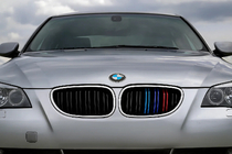 BMW 5. sērija E60/E61 2003–2010 Nieru restes M-Look (M-Color ar hromētu apmali) foto 1