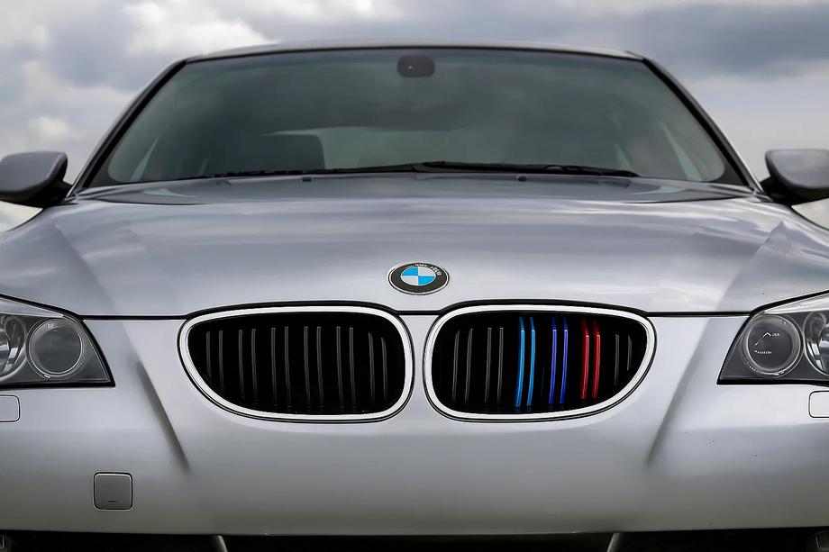 BMW 5. sērija E60/E61 2003–2010 Nieru restes M-Look (M-Color ar hromētu apmali) Image