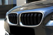 BMW 5. sērija F10/F11 2010–2016 M-Look nieru restes (spīdīgi melnas ar hroma apmali) foto 1