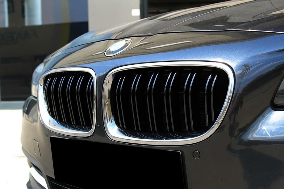 BMW 5. sērija F10/F11 2010–2016 M-Look nieru restes (spīdīgi melnas ar hroma apmali) Image