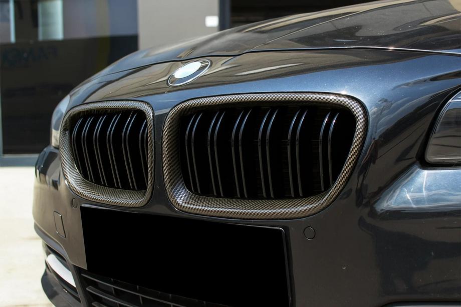 BMW 5. sērija F10/F11 2010–2016 M-Look nieru restes (spīdīgi melnas ar oglekļa hidrodruku) Image