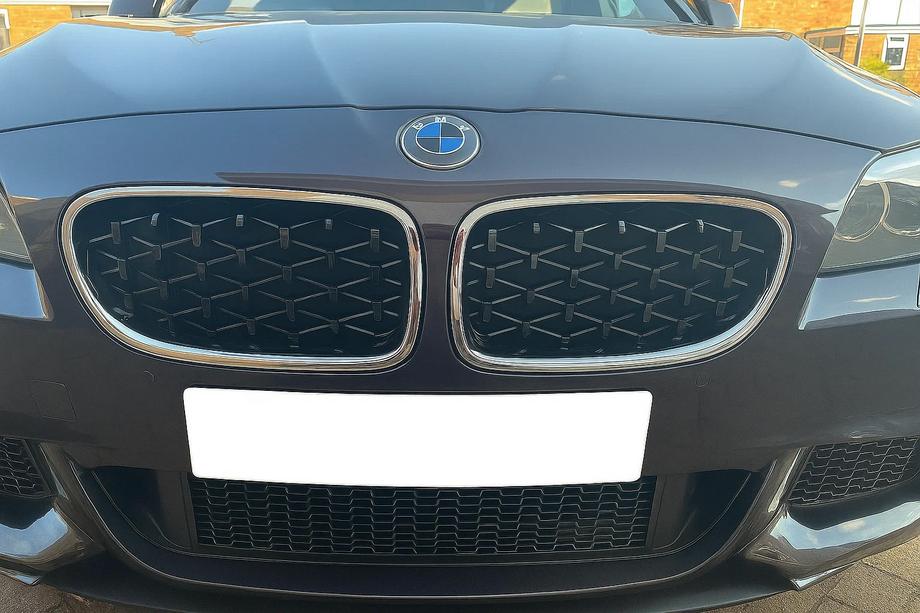 BMW 5. sērija F10/F11 2010–2016 Nieru reste Diamond Black (hroma apmale) Image
