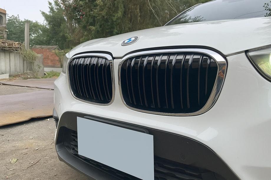 BMW X1 F48 2015–2022 M-Look priekšējā reste (2015-2019, melna spīdīga ar hromētu apmali) Image