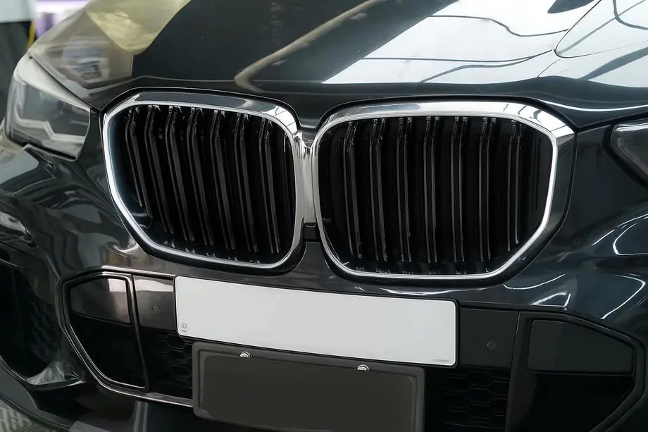 BMW X5 G05 2019–2026 M-Look nieru reste (2019-2022, melns spīdīgs ar hromētu apmali) Image