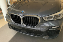 BMW X5 G05 2019–2026 Nieru reste 1 Bar (2019-2022, melns spīdīgs ar hroma apmali) foto 1