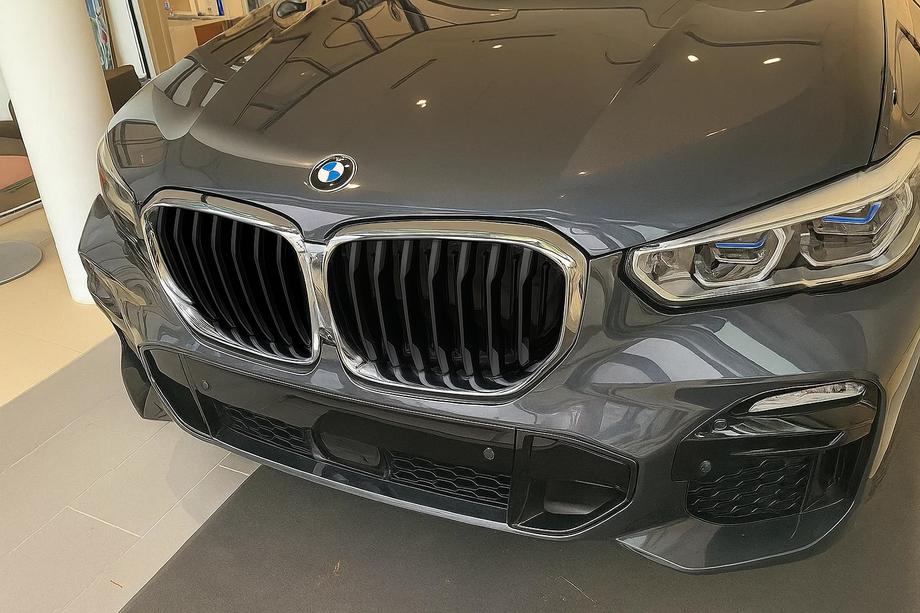 BMW X5 G05 2019–2026 Nieru reste 1 Bar (2019-2022, melns spīdīgs ar hroma apmali) Image
