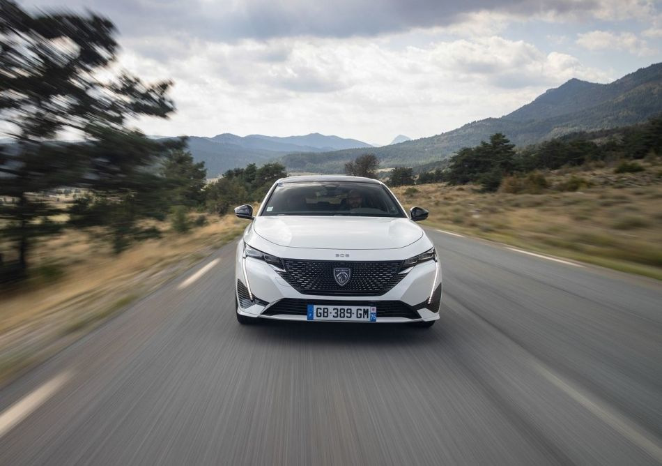 Peugeot e-308: stilīga elektriskā hečbeka apskats