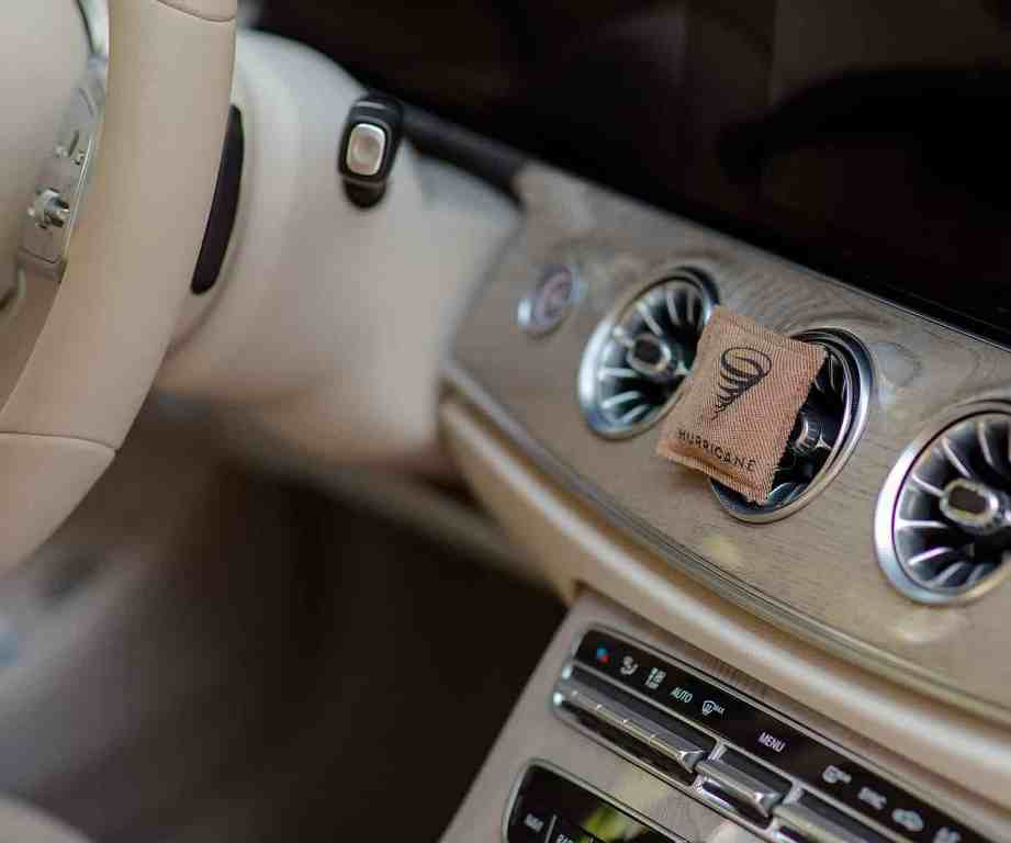 Kā izvēlēties auto salona gaisa atsvaidzinātāju: komforta sajūta