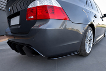 BMW 5. sērija E60/E61 2003–2010 Aizmugurējās FLAP uzlikas DPT (spīdīgi melns) foto 2