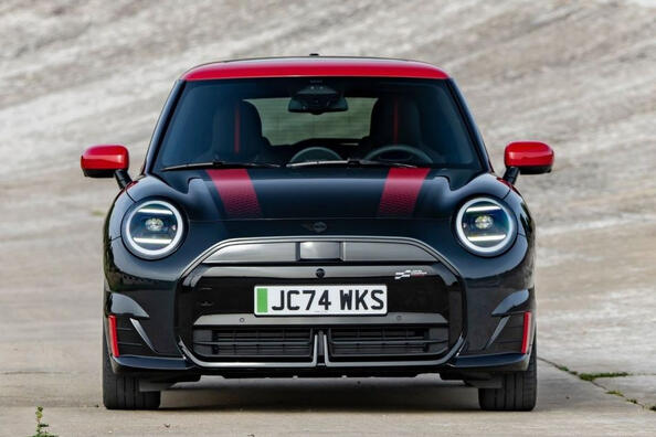 Apskats: elektriskais hečbeks MINI John Cooper Works Electric