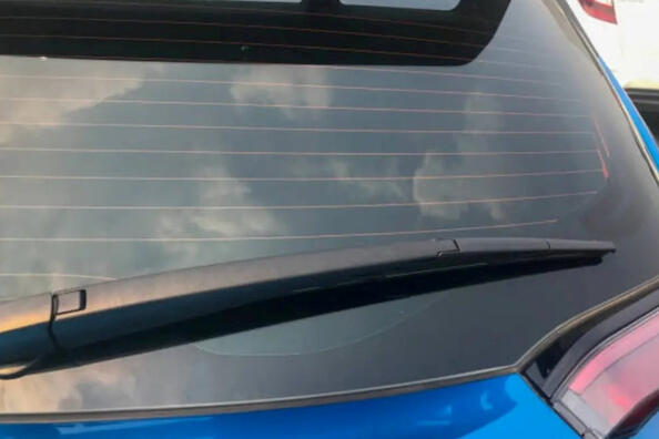 Auto aizmugurējā stikla tonēšanas plusi un mīnusi