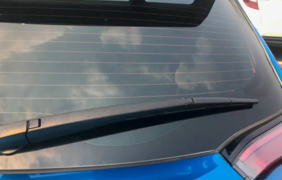 Auto aizmugurējā stikla tonēšanas plusi un mīnusi