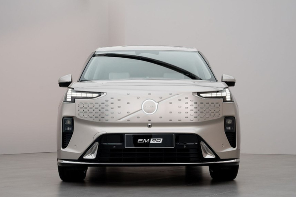 Elektriskā minivena Volvo EM90 apskats