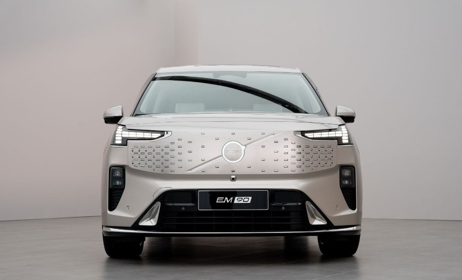 Elektriskā minivena Volvo EM90 apskats