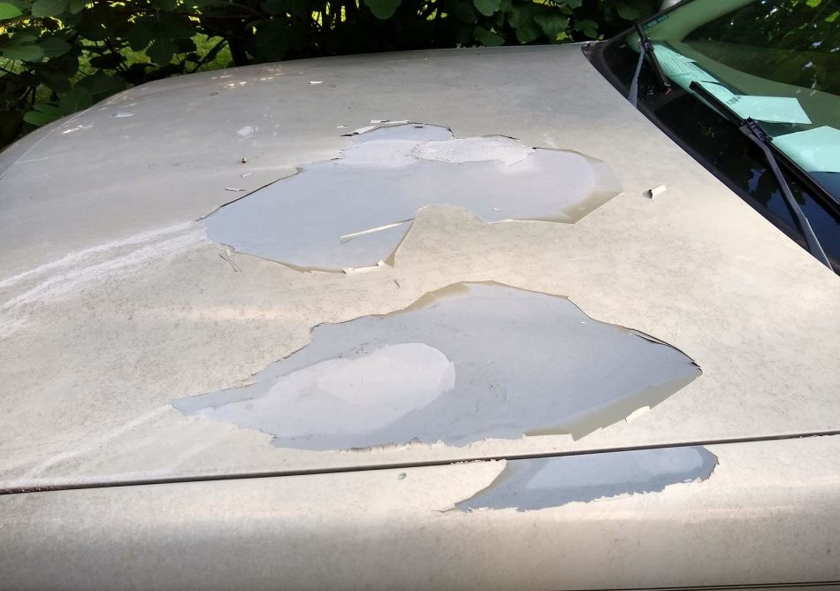 Kāpēc automašīnas krāsa lobās?