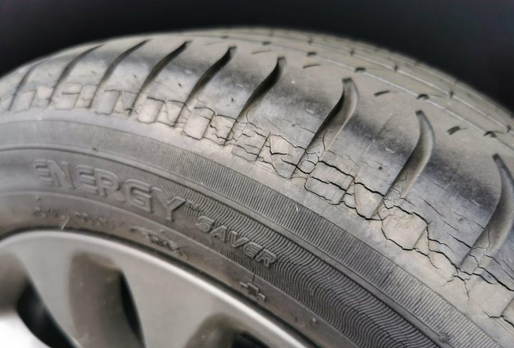 Kāpēc automašīnas riepas plaisā?