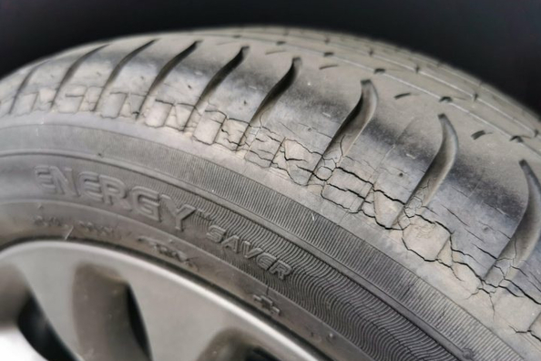 Kāpēc automašīnas riepas plaisā?