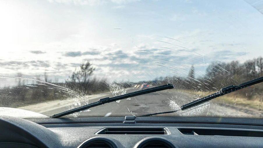 Kāpēc auto vējstikla tīrītāji saskrāpē stiklu?