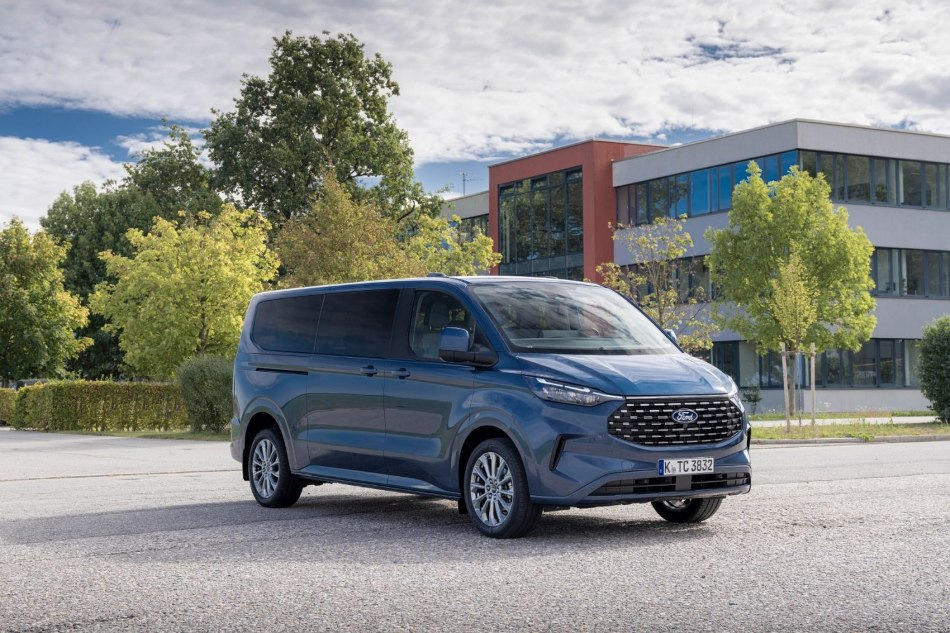 Ford Tourneo Custom 2024 minivena apskats