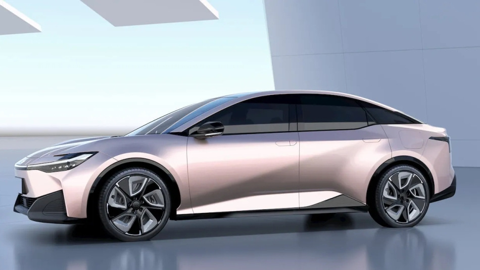 Toyota bZ3 elektriskā sedana apskats