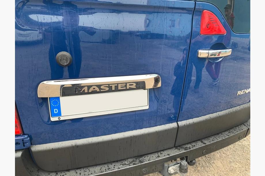 Nissan NV400 2010–2024 Nerūsējošā tērauda līste virs numura zīmes Image