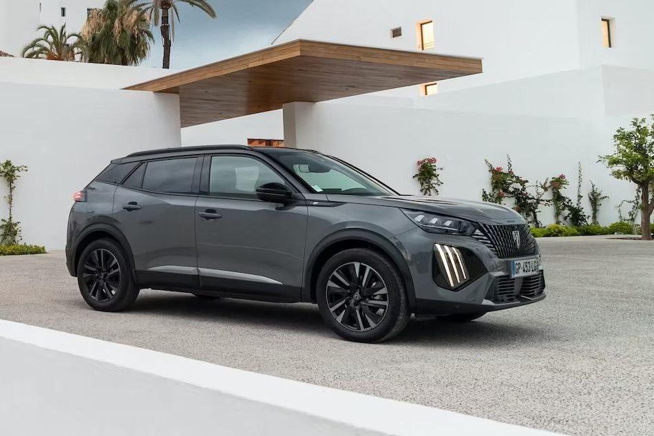 Atjaunināts Peugeot 2008: svaigs skats uz pilsētas krosoveru