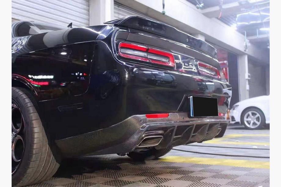 Dodge Challenger 2008–2023 Aizmugurējā bufera difuzors (karbons) Image