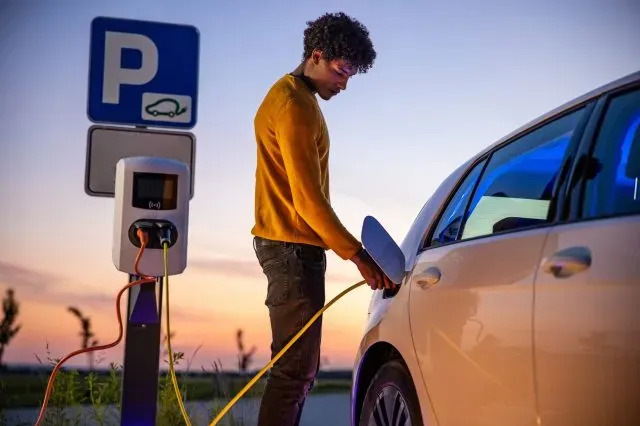 Elektroauto izlādējās ceļā: ko darīt?