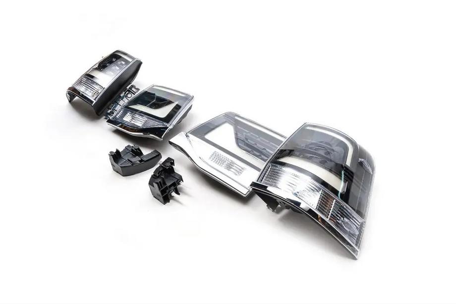 Toyota Land Cruiser 200 2007–2021 IZPĀRDOŠANA! Aizmugurējie lukturi 2016+ (Executive Black) Iekšējais kreisais (uz bagāžnieka vāka) Image