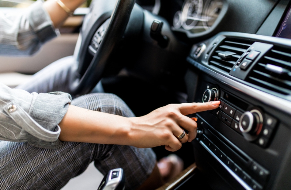 Kā efektīvi izmantot auto kondicionieri: vēsums un ekonomija