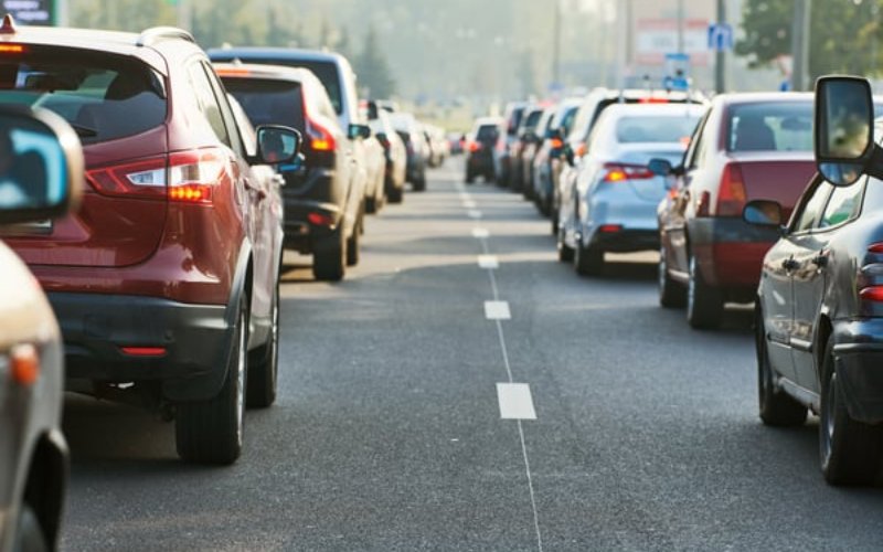 Kā izvairīties no auto pārkaršanas vasaras sastrēgumos: praktiski padomi