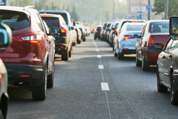 Kā izvairīties no auto pārkaršanas vasaras sastrēgumos: praktiski padomi