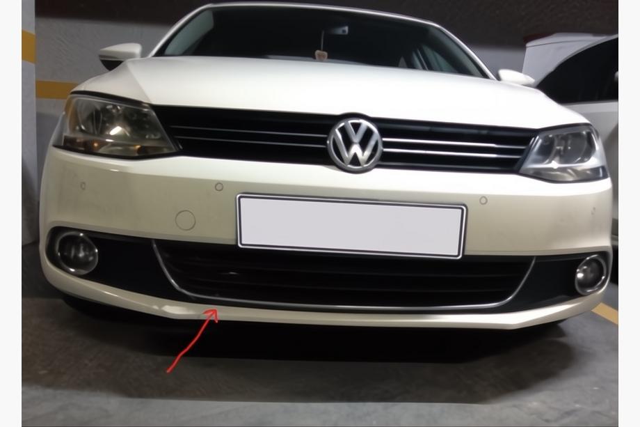 Volkswagen Jetta 2011–2018 Hroma uzlika ("smaids") priekšējam buferim U 2011-2014 (nerūsējošais tērauds) Image