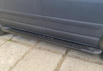 Volkswagen T5 Caravelle 2004–2010 Sānu kāpšļi X5 tipa, melni (2 gab., alumīnijs) foto 3