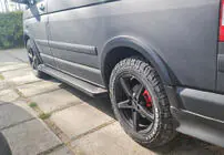 Volkswagen T5 Multivan 2003–2010 Sānu kāpšļi X5 tipa, melni (2 gab., alumīnijs) foto 3