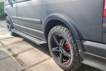 Volkswagen T5 Transporter 2003–2010 Sānu pakāpieni Allmond Black (2 gab., alumīnijs) Garā riteņu bāze foto 4