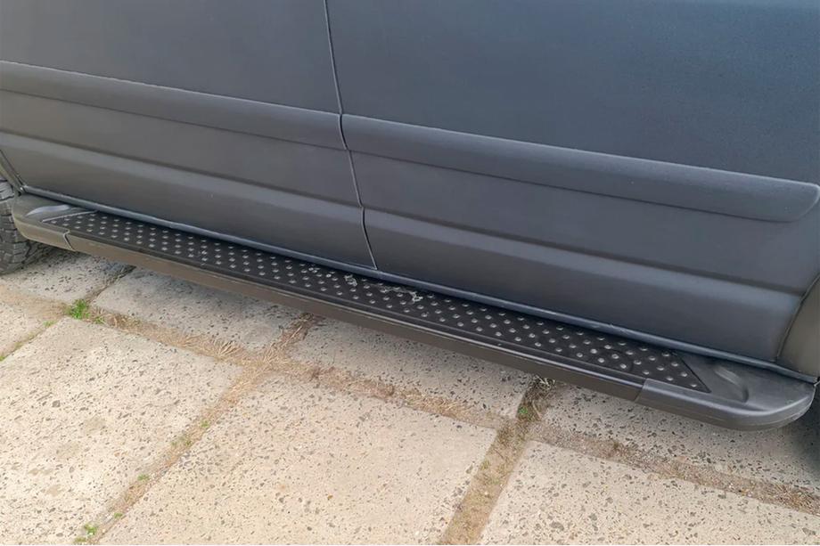 Volkswagen T5 Transporter 2003–2010 Sānu pakāpieni Allmond Black (2 gab., alumīnijs) Īsā riteņu bāze Foto 3