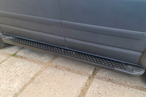 Volkswagen T5 2010–2015 Sānu kāpšļi X5 tipa, melni (2 gab., alumīnijs) Garā riteņu bāze foto 2