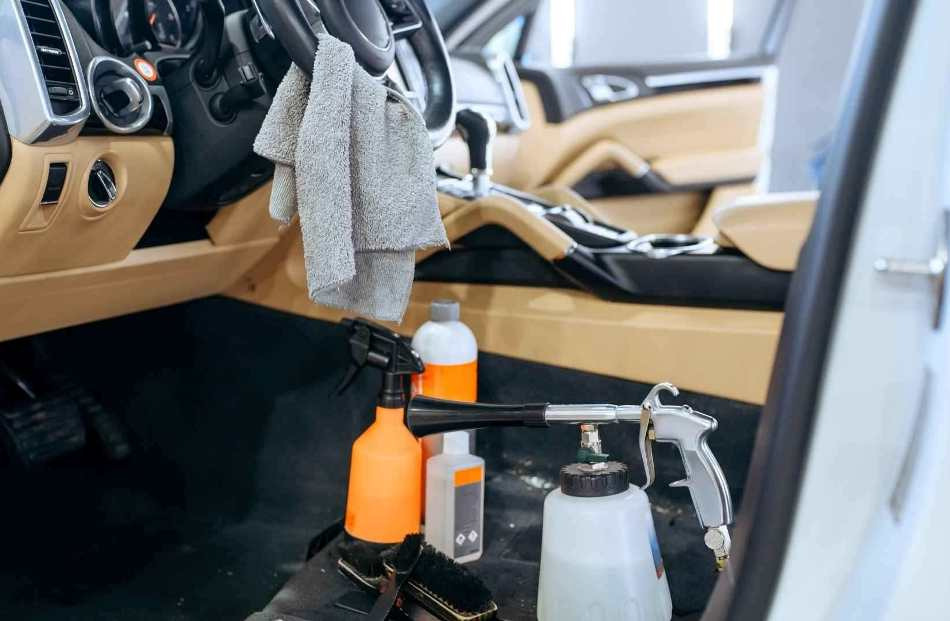 Vai auto salonu ķīmisko tīrīšanu var veikt pašam?