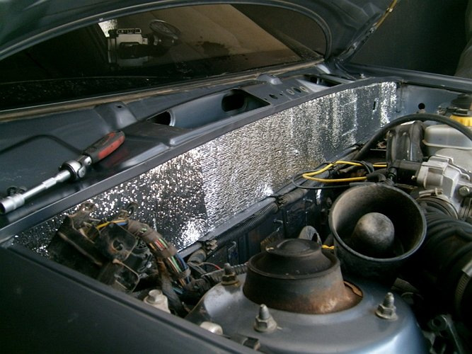 Vai ir vērts skaņas izolēt auto motortelpu?