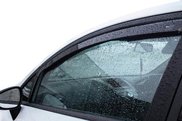 Ko darīt, ja automašīnai atlīmējies vējstikla deflektors? Foto 1