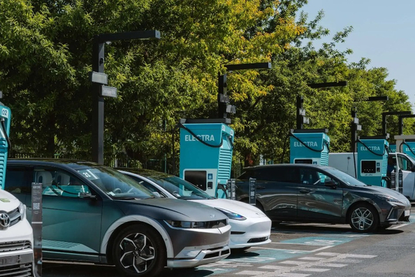 Vai ir vērts pirkt elektroauto tāliem braucieniem? Vērtējam iespējas