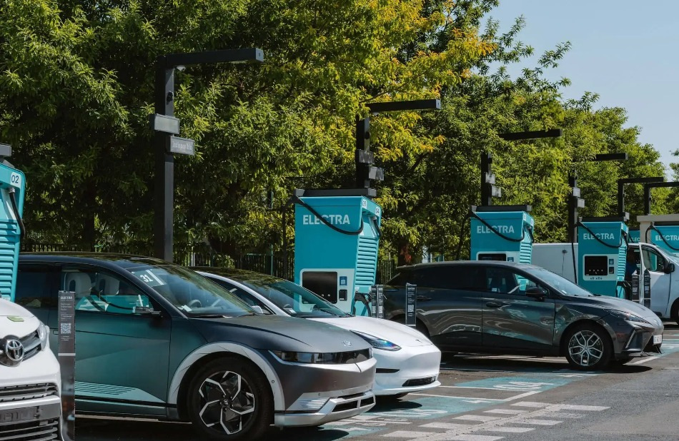 Vai ir vērts pirkt elektroauto tāliem braucieniem? Vērtējam iespējas