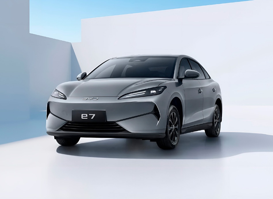 BYD E7 2025 apskats: pieejams elektro sedans pilsētai