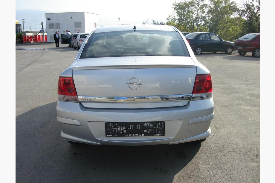 Opel Astra H 2004–2013 Sedan aizmugurējais apakšējais difuzora uzliknis (krāsošanai) Image