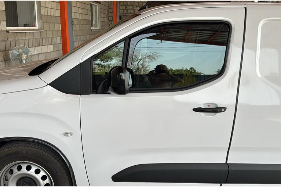 Fiat Doblo III 2023– Logu vēja deflektori ieliekamie Niken Luxury (2 gab.) Foto 3